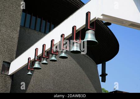 Campane fuori della chiesa di Arka Pana (l'Arca di nostro Signore) nel distretto di Nowa Huta. Foto Stock