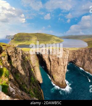 Lago di Leitisvatn Sorvagsvatn sull'Oceano Atlantico, Isole Faroe Foto Stock