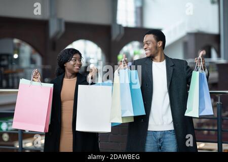 Ha acquistato un sacco di acquisti, offerte stagionali e il Black Friday presso i grandi negozi della città Foto Stock