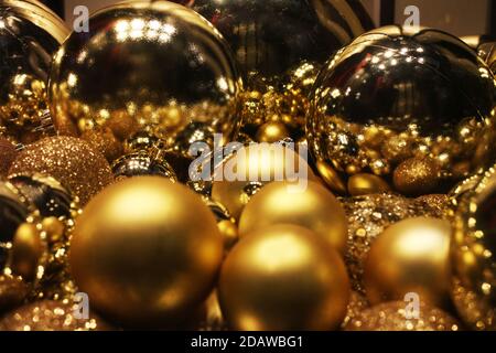 palline d'oro con scintille e riflessi, sfondo con elementi di arredamento per la casa vacanze per il design, fuoco selettivo Foto Stock