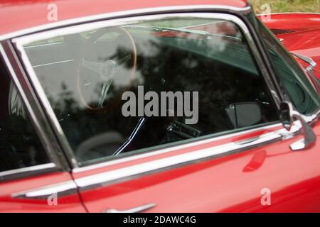 Primo piano di un'auto rossa d'epoca all'aperto Foto Stock