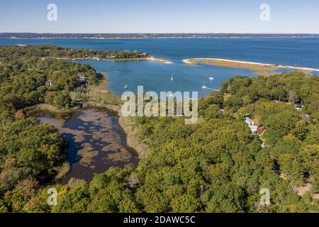 Vista aerea del laghetto di Wehrman, del laghetto del Red Creek e dell'area del Fiume Peconic, Hampton Bays, NY Foto Stock