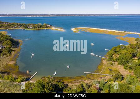 Vista aerea del laghetto di Wehrman, del laghetto del Red Creek e dell'area del Fiume Peconic, Hampton Bays, NY Foto Stock