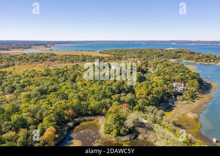 Vista aerea del laghetto di Wehrman, del laghetto del Red Creek e dell'area del Fiume Peconic, Hampton Bays, NY Foto Stock