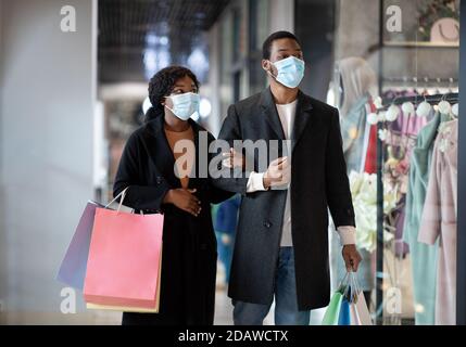 Vendita, consumismo, Venerdì Nero e shopping durante l'epidemia di coronavirus Foto Stock