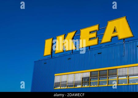 Logo IKEA su un tetto con spazio di copia, negozio Ikea a Essen, Nord Reno-Westfalia, Germania, Europa Foto Stock