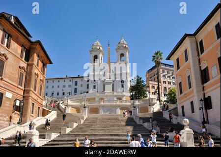 Italia, Roma, Piazza di Spagna, Piazza di Spagna e la chiesa di Trinità dei Monti Foto Stock