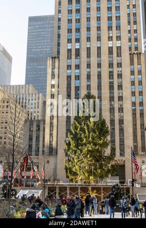 L'iconico albero di Natale arriva al Rockefeller Center appena in tempo per le festività natalizie, New York City, USA 2020 Foto Stock