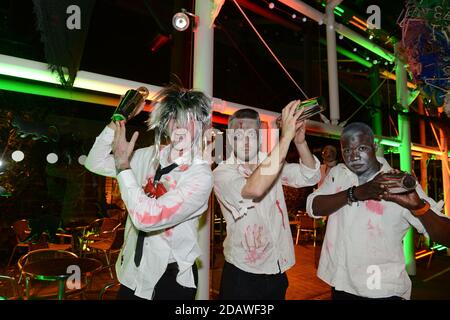 Il personale del bar serve cocktail per la festa di Halloween a Birmingham UK 2014 Foto Stock