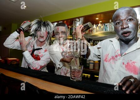 Il personale del bar serve cocktail per la festa di Halloween a Birmingham UK 2014 Foto Stock