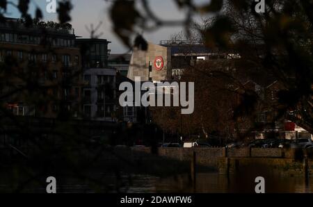 Londra, Regno Unito. 15 novembre 2020 Brentford Community Stadium, sede del Brentford Football Club e del London Irish Rugby Union Club visibile dal lato Kew del Tamigi Andrew Fosker / Alamy Live News Foto Stock