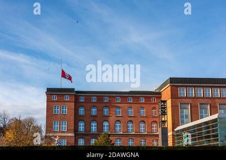 Kiel, 15. Novembre 2020 Impressionen aus Kiel am Volkstrauertag, dem zweiten Sonntag während des Corona-lockdown-Light. Flaggen auf Halbmast am Lande Foto Stock