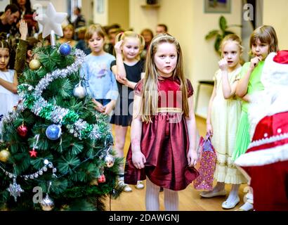 San Pietroburgo, Russia - 23 dicembre 2016: I saluti del nuovo anno per i bambini. Bambini che giocano con la neve Maiden e Babbo Natale. Emozioni brillanti Foto Stock