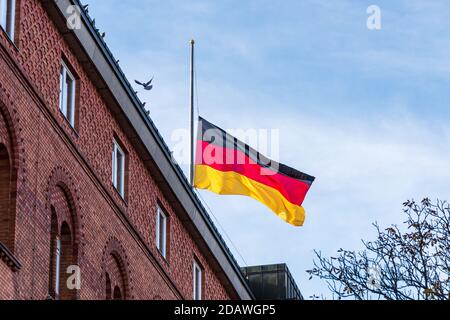 Kiel, 15. Novembre 2020 Impressionen aus Kiel am Volkstrauertag, dem zweiten Sonntag während des Corona-lockdown-Light. Flaggen auf Halbmast am Lande Foto Stock