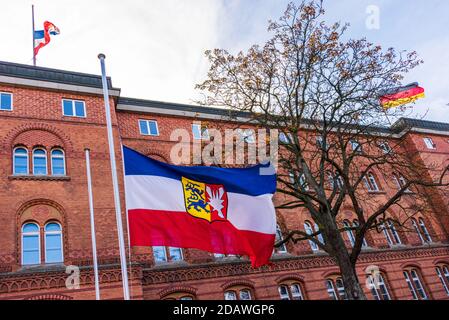 Kiel, 15. Novembre 2020 Impressionen aus Kiel am Volkstrauertag, dem zweiten Sonntag während des Corona-lockdown-Light. Flaggen auf Halbmast am Lande Foto Stock