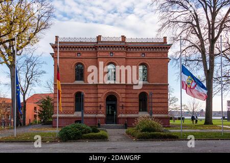 Kiel, 15. Novembre 2020 Impressionen aus Kiel am Volkstrauertag, dem zweiten Sonntag während des Corona-lockdown-Light. Flaggen auf Halbmast am Lande Foto Stock