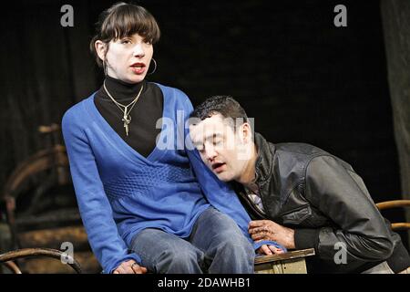 Sally Hawkins (Girl), Daniel Mays (Patsy) in THE WINTERLING di Jez Butterworth al Jerwood Theatre al piano inferiore, Royal Court Theatre, Londra SW1 09/03/2006 musica: Stephen Warbeck design: Ultz illuminazione: Johanna Town regista: Ian Rickson Foto Stock