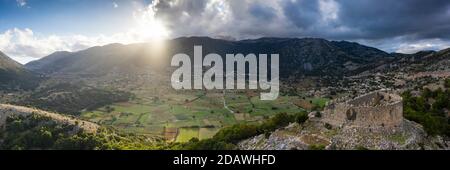 Vista panoramica aerea delle rovine di una fortezza turca in cima a una collina sull'altopiano di Askifou al tramonto, Creta, Grecia Foto Stock