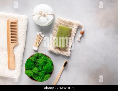 Senza sprechi. Tamponi in cotone riutilizzabili, sapone naturale alle erbe, sapone salva-sapone e muschio stabilizzato in pentola Foto Stock