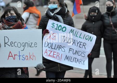 Boston, Massachusetts, Stati Uniti. 14 novembre 2020. Gli armeni americani continuano a protestare contro gli attacchi dell'Azerbaigian e della Turchia contro la Repubblica di Artsakh, Nagorno Karabakh, e la distruzione di beni civili e culturali nelle regioni che saranno trasformate in controllo azero come parte del cessate il fuoco e della fine della guerra di 45 giorni per il controllo della regione. Credit: Kenneth Martin/ZUMA Wire/Alamy Live News Foto Stock