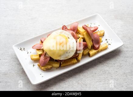 Salchipapas è un fast food piatto dall America Latina, venduto per le strade di Lima, Perù e Colombia, Bolivia ed Ecuador. Foto Stock