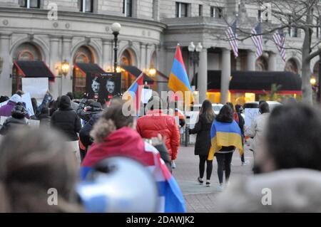 Boston, Massachusetts, Stati Uniti. 14 novembre 2020. Gli armeni americani continuano a protestare contro gli attacchi dell'Azerbaigian e della Turchia contro la Repubblica di Artsakh, Nagorno Karabakh, e la distruzione di beni civili e culturali nelle regioni che saranno trasformate in controllo azero come parte del cessate il fuoco e della fine della guerra di 45 giorni per il controllo della regione. Credit: Kenneth Martin/ZUMA Wire/Alamy Live News Foto Stock