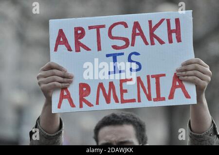 Boston, Massachusetts, Stati Uniti. 14 novembre 2020. Gli armeni americani continuano a protestare contro gli attacchi dell'Azerbaigian e della Turchia contro la Repubblica di Artsakh, Nagorno Karabakh, e la distruzione di beni civili e culturali nelle regioni che saranno trasformate in controllo azero come parte del cessate il fuoco e della fine della guerra di 45 giorni per il controllo della regione. Credit: Kenneth Martin/ZUMA Wire/Alamy Live News Foto Stock