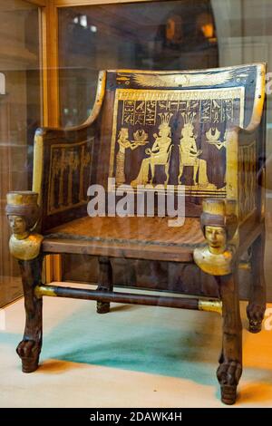 Egitto, Cairo, Museo Egizio, dalla tomba di Yuya e Thuya a Luxor : sedia in legno, con decorazioni intonacate e dorate. I piedi sono zampe di leone. Foto Stock