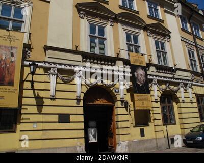 L'edificio storico dove Karol Wojtyla, Papa Giovanni Paolo II visse come sacerdote e cardinale a Kanonicza, la strada più antica di Kraków Foto Stock