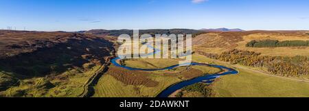 Fiume Brora, Sutherland, Highlands, Scozia. Guardando verso Balnacoil con ben Klibreck in lontananza. Foto Stock