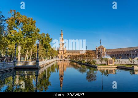 La famosa Plaza de Espana, Piazza Spagna, a Siviglia, Andalusia, Spagna. Si trova nel Parque de Maria Luisa Foto Stock