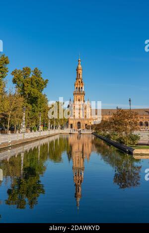 La famosa Plaza de Espana, Piazza Spagna, a Siviglia, Andalusia, Spagna. Si trova nel Parque de Maria Luisa, verticale Foto Stock