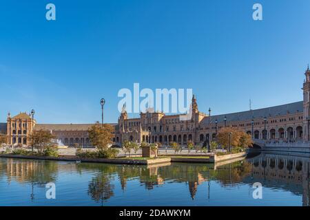 La famosa Plaza de Espana, Piazza Spagna, a Siviglia, Andalusia, Spagna. Si trova nel Parque de Maria Luisa Foto Stock