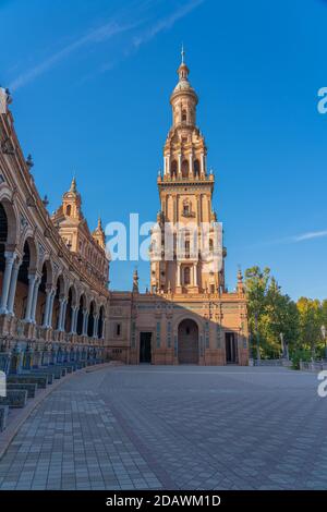 La famosa Plaza de Espana, Piazza Spagna, a Siviglia, Andalusia, Spagna. Si trova nel Parque de Maria Luisa, verticale Foto Stock