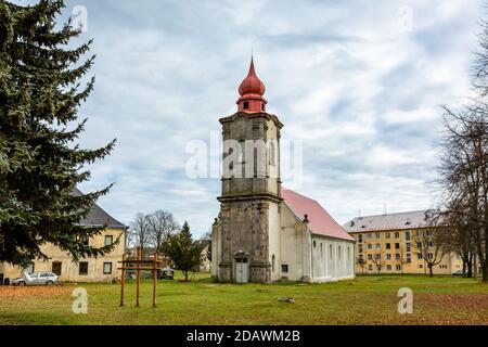 Nova Ves / Repubblica Ceca - Novembre 15 2020: Vista della chiesa cattolica romana della Santissima Trinità costruita nel 18 ° secolo in un parco. Foto Stock