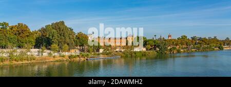 Storico Palacio de San Telmo in architettura barocca sul verde argine del fiume Guadalquivir a Siviglia, Andalusia, Spagna, panorama Foto Stock