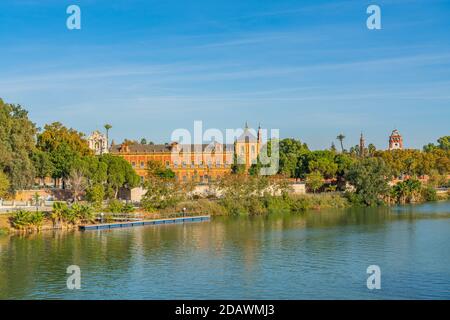 Palazzo storico di San Telmo in architettura barocca sul verde argine del fiume Guadalquivir a Siviglia, Andalusia, Spagna Foto Stock