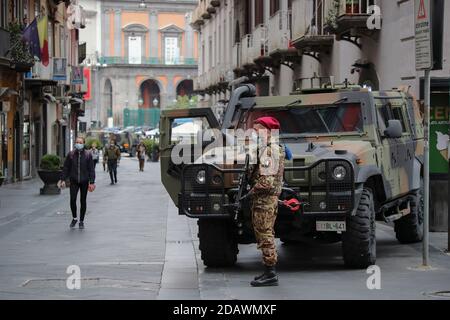 Napoli, Italia. 15 novembre 2020. I soldati dell'esercito italiano pattugliano in via Chiaia nel centro di Napoli. Il governo italiano ha chiuso la maggior parte dei negozi per fermare la diffusione dell'epidemia di coronavirus COVID-19. Tra le altre misure, i movimenti di persone sono consentiti solo per lavoro, per l'acquisto di beni essenziali e per motivi di salute. Credit: Agenzia fotografica indipendente/Alamy Live News Foto Stock