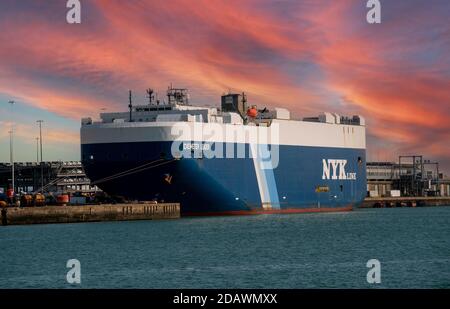 Southampton, Inghilterra, Regno Unito. 2020. Una nave da carico per veicoli ormeggiato nel porto di Southampton, Regno Unito Foto Stock