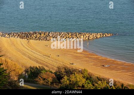 Folkestone, Kent, Inghilterra, Regno Unito. 2020. Panoramica della spiaggia e del mare artificiale a Folkestone, Kent, UK. Foto Stock