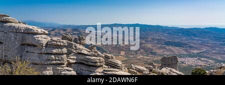 Park El Torcal de Antequera è conosciuto per le sue insolite forme di terra ed è uno dei paesaggi carsici più impressionanti. Panorama Foto Stock