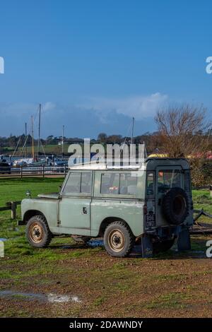 Un vecchio veicolo Land Rover a quattro ruote motrici utilizzato per Traino di barche e lancio di imbarcazioni da a Yarmouth sull'isola di wight Foto Stock