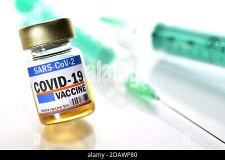 Vaccino e siringa corona Foto Stock