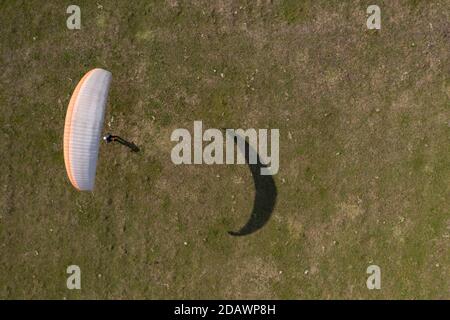 Parapendio vista dall'alto, impara a volare su un campo aereo. Scuola di vela pubblicità con spazio di copia Foto Stock