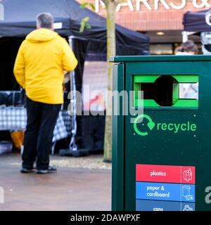 Londra UK, novembre 15 2020, City Center High Street Recycle Bin Foto Stock