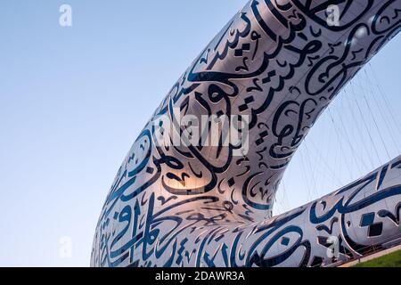 Museo del futuro su Sheikh Zayed Road Dubai, Emirati Arabi Uniti l'esterno dell'edificio è coperto di arabico script Foto Stock