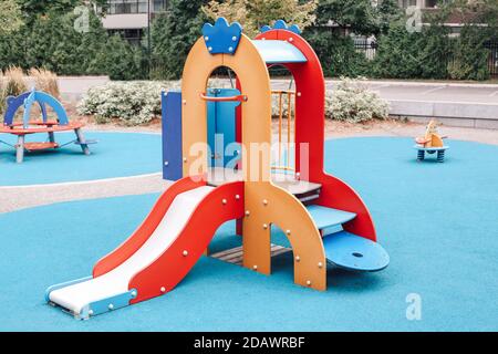 Colorato parco giochi per bambini all'aperto. Attrezzature sportive pubbliche nel parco per bambini, bambini e bambini per lo sviluppo fisico. Foto Stock