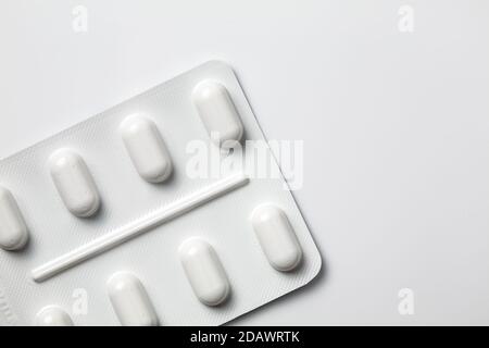 Confezione di blister angolato non utilizzata di pillole isolate su sfondo bianco. Medicine pillole farmaco semplice Foto Stock