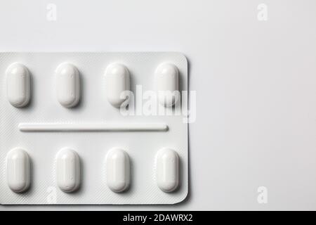 Confezione blister non utilizzata di pillole isolate su sfondo bianco. Medicine pillole farmaco semplice Foto Stock