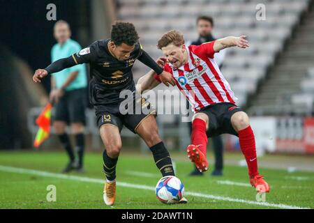 Denver Hume of Sunderland e Matthew Sorinola di MK Dons - Sunderland contro Milton Keynes Dons, Sky Bet League One, Stadium of Light, Sunderland, Regno Unito - 14 novembre 2020 solo per uso editoriale - si applicano le restrizioni DataCo Foto Stock